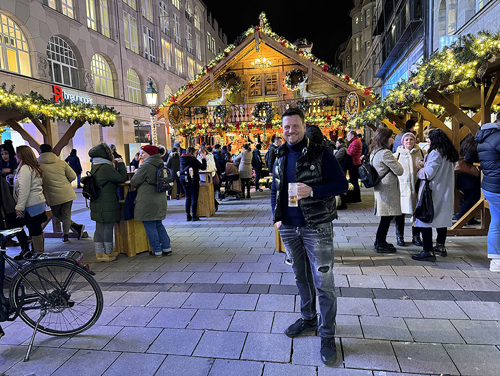 Angolo Agtsch vor seiner Münchner Stubn 2023 am Eingang der Sendlingers Straße neben Breuninger (ehem. KONEN) (©Foto:Martin Schmitz